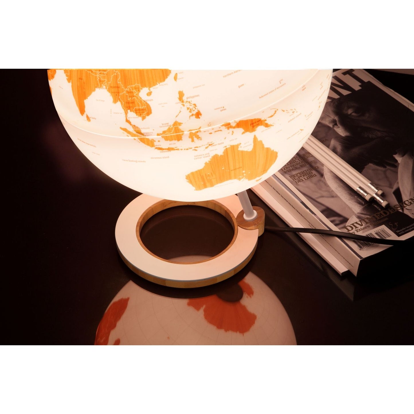 Atmosphere globe lumineux en bambou 25 cm en design bambou et socle en bambou