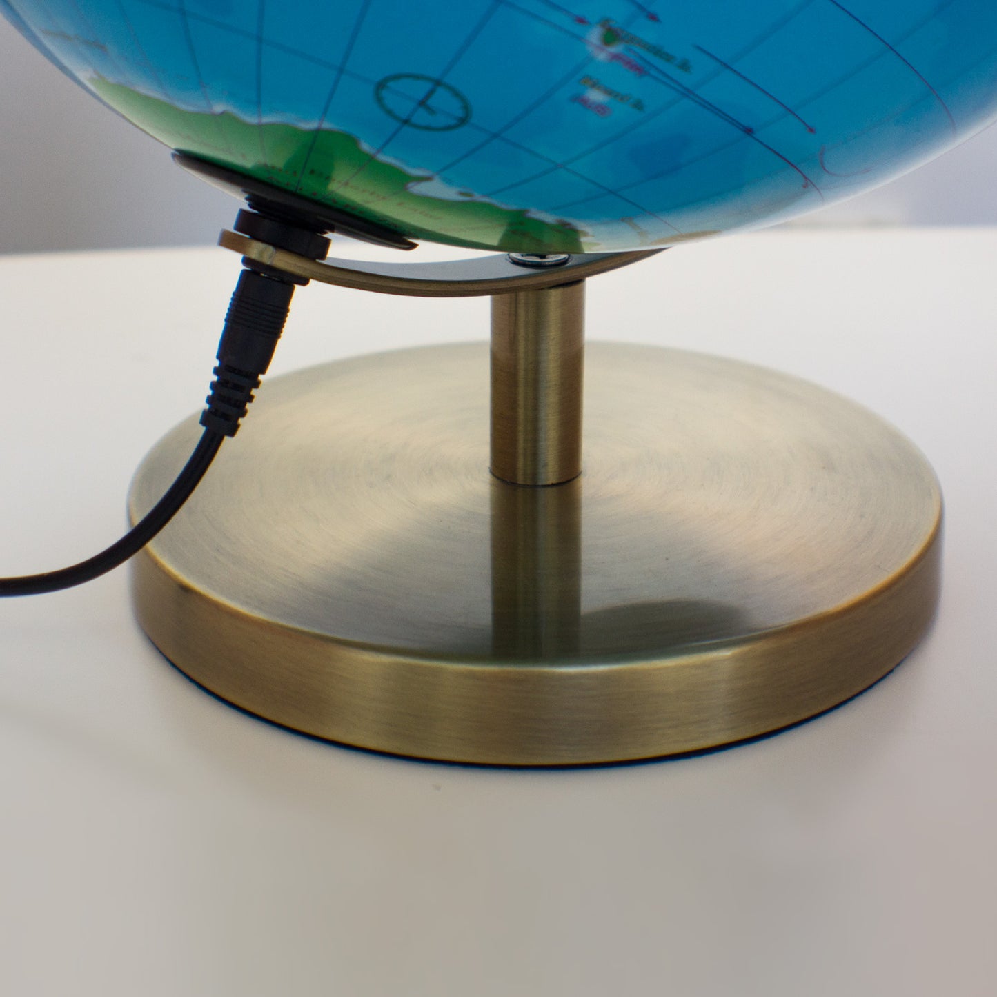 Magellan Albion Illuminated Globe Base en métal et méridienne de différentes couleurs