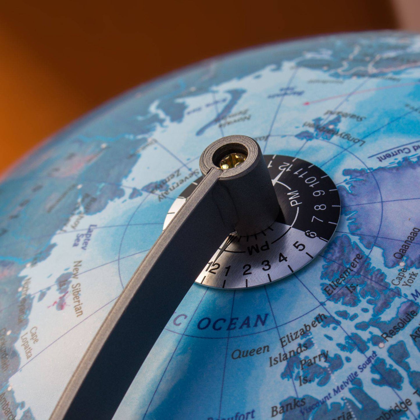 Globe lumineux topographique Magellan Mora avec socle en bois