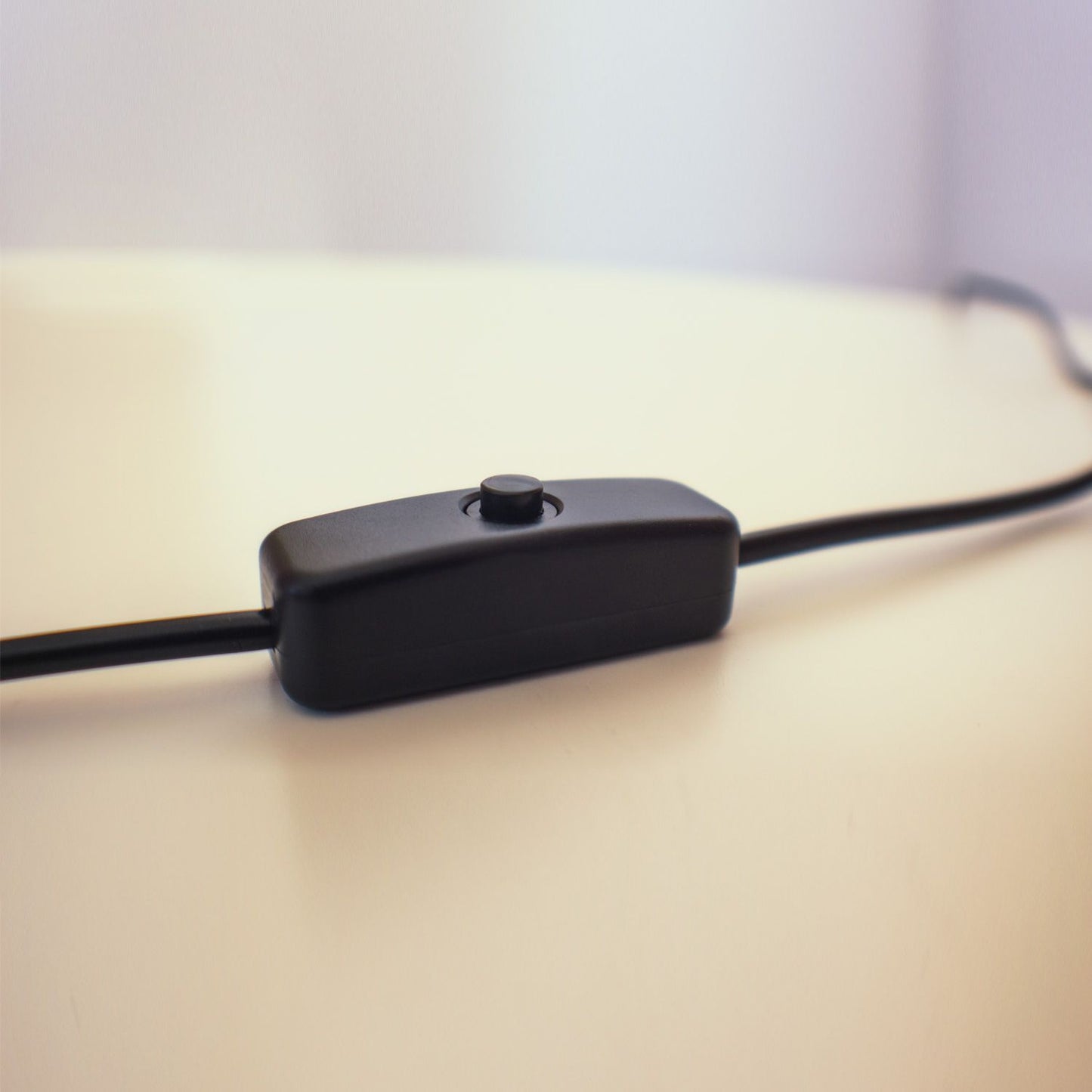 Globe lumineux topographique Magellan Mora avec socle en bois