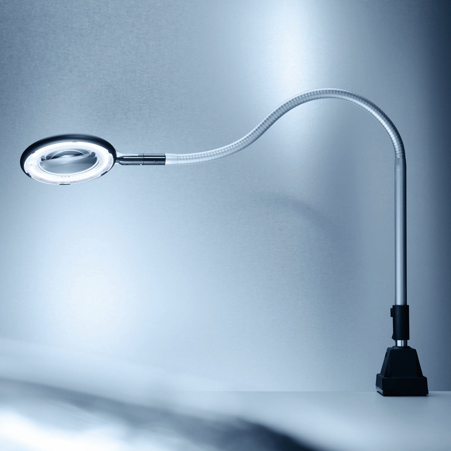 Lampe loupe Waldmann RING LED RLLQ 63 R dimmable 6 dpt avec col de cygne