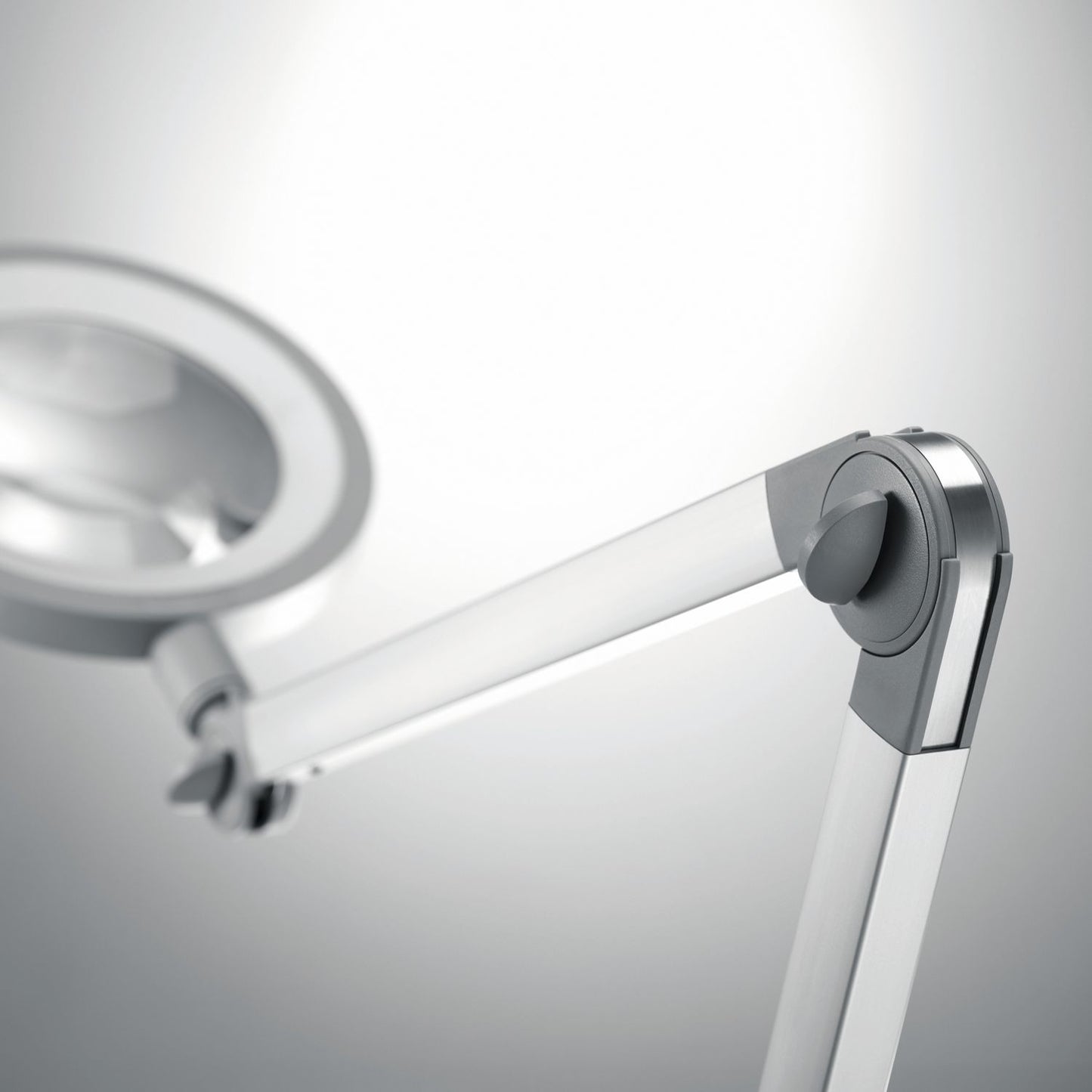 Lampe loupe Waldmann MLD 750/850/D dimmable 3,5 dpt avec pince de table en gris