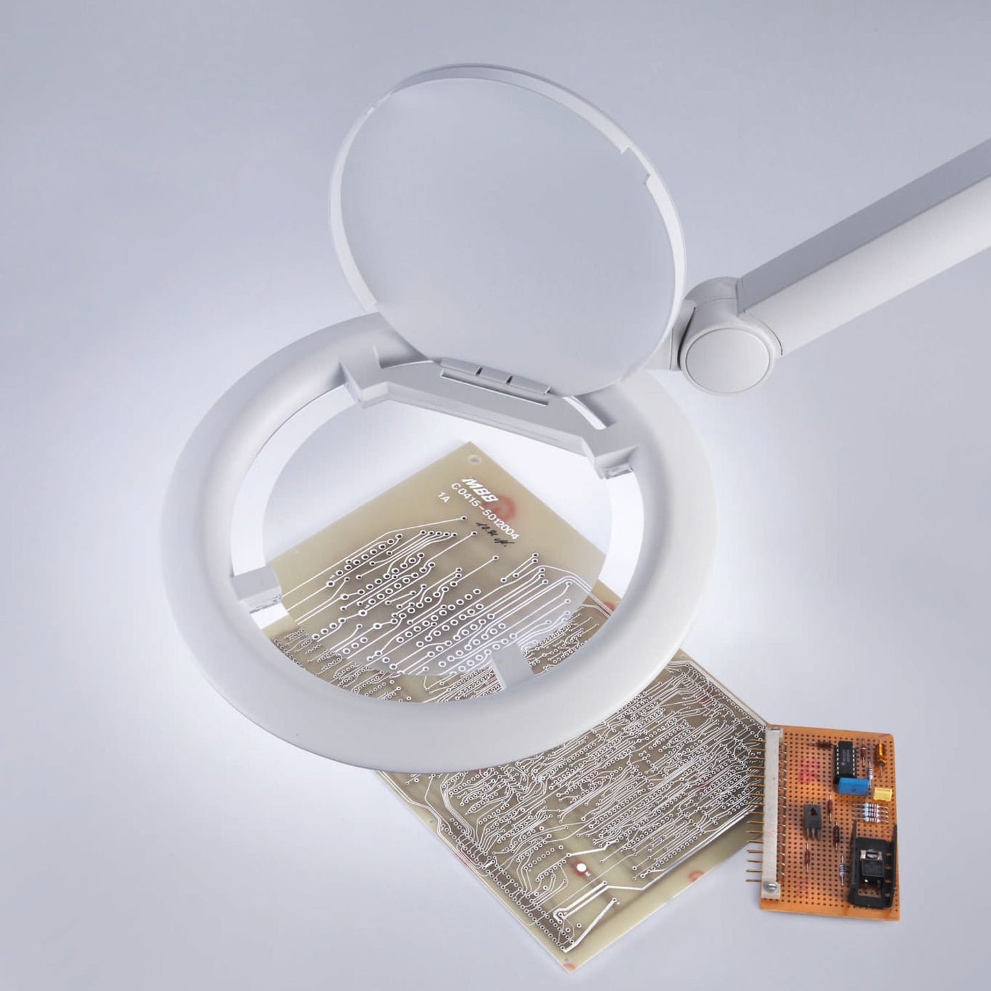 Lampe loupe Eschenbach varioLED+ dimmable avec commutation de segment. 3,55 ou 6 points
