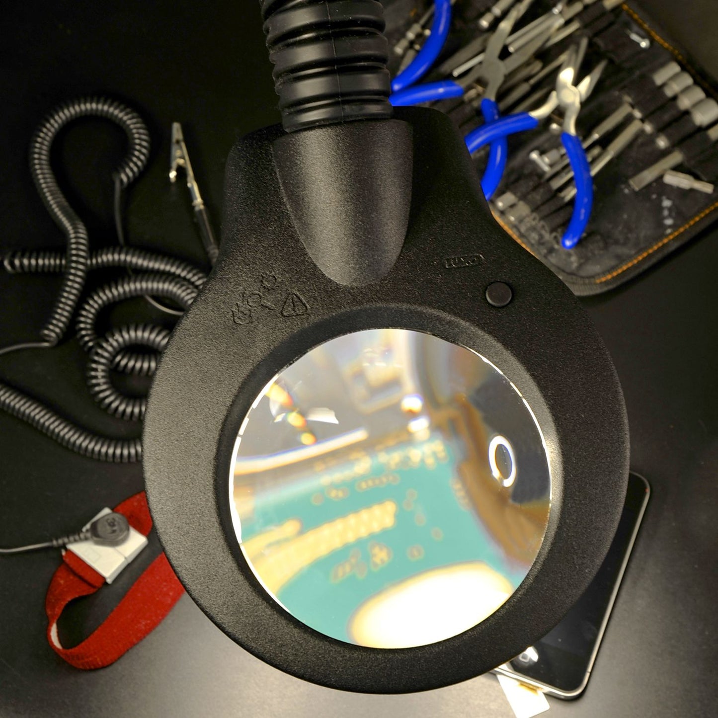 Lampe loupe VisionLUXO KFM LED ESD avec un boîtier métallique robuste. 3 ou 5 points
