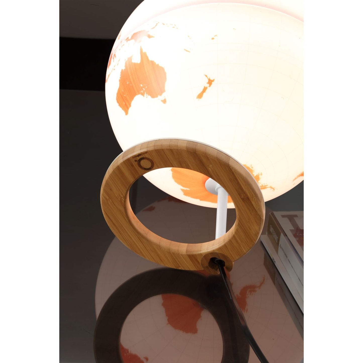 Atmosphere globe lumineux en bambou 25 cm en design bambou et socle en bambou
